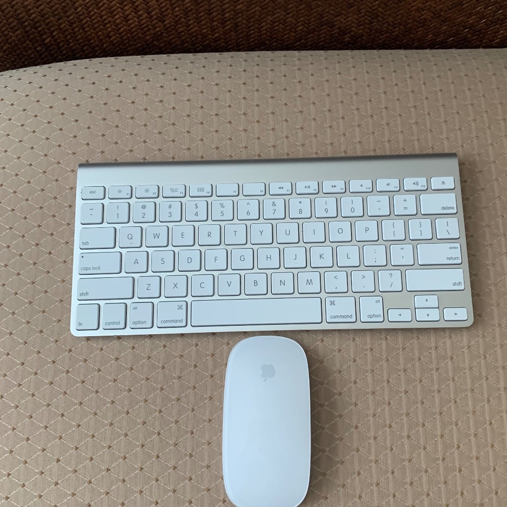 Apple IMac Wireless Keyboard & Mouse - Like New